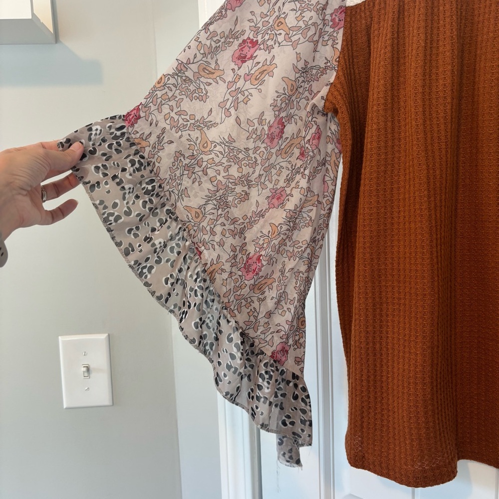 Women's Waffle Knit Color Block top with Floral Sleeves Size Large - Picture 2 of 3